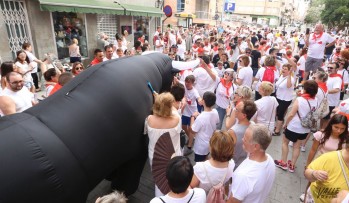 Cientos de personas han acudido a los sanfermines eldenses.