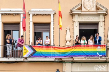 La bandera luce en el balcón del Ayuntamiento | Nando Verdú. 