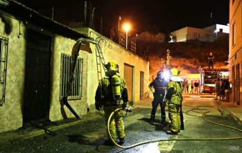 Los bomberos apagaron el fuego antes de que se extendiese por la vivienda | Jesús Cruces.