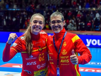 Paula Arcos y José Ignacio Prades durante en el mundial | JL Recio  de la Federación de Balonmano Femenina. 