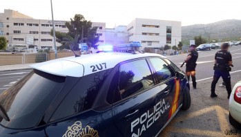 La Policía Nacional busca al hombre tras huir del aparcamiento.