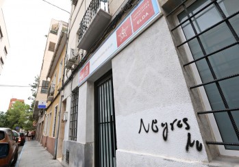 Aparecen pintadas racistas en la sede del PSOE de Elda