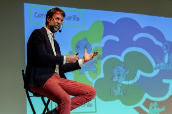 El psicólogo en su conferencia en el colegio | Sagrada Familia.