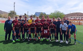 Jugadores y técnicos del Eldense juvenil que tan buena temporada están realizando. 