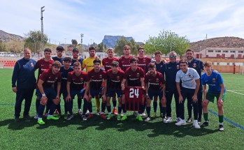 Jugadores y técnicos del Eldense juvenil que tan buena temporada están realizando. 