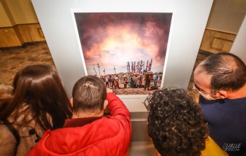 Cada año se exponen las fotografías que compone y crea Vicente Esteban.