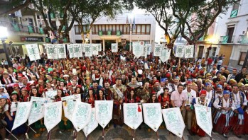 Cerca de 700 festeros participaron en el desfile conmemorativo | Jesús Cruces.