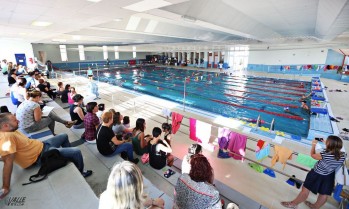 El PP acusa de descoordinación al equipo de gobierno de Petrer por no reparar la caldera de la piscina cubierta