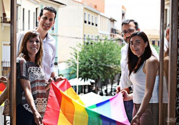 La bandera del arcoiris ondea en el Ayuntamiento de Elda