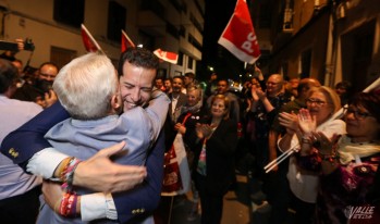 Rubén Alfaro se fundió en un abrazo con el exalcalde socialista Juan Pascual Azorín quien obtuvo la anterior mayoría socialista.