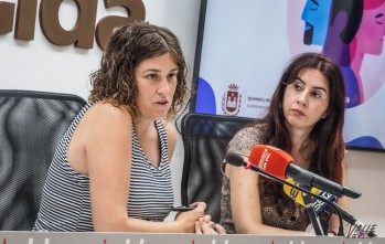 La Agente de Igualdad de la consultora, Alma Torcas, y la edil de Igualdad, Alba García, durante la presentación del plan | J.C.