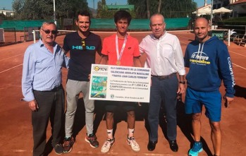 El tenista eldense Carlos Sánchez se proclama campeón absoluto de la Comunidad Valenciana