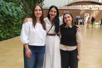 Las dos alumnas y la profesora premiada. 