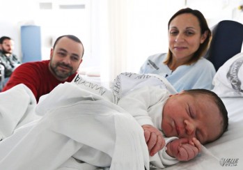 Nadia y Antonio junto a Eric en su habitación del Hospital de Elda | Jesús Cruces.