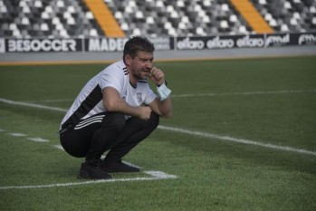 Fernando Estévez observa un partido con el Badajoz. PAKOPÍ.