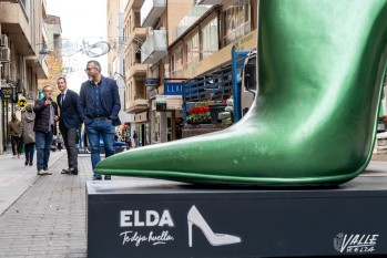 Los grande s zapatos ya decoran esta calle de la ciudad | Nando Verdú. 