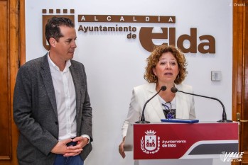 Rubén Alfaro junto a la consellera Josefina Bueno en Alcaldía. 