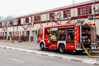 Los bomberos trabajando en la fábrica | Nando Verdú.