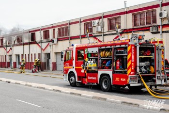 Los bomberos trabajando en la fábrica | Nando Verdú.