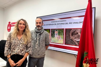 El fotógrafo Néstor Rico con la concejala Cristina Rodríguez.
