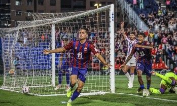 Juanto Ortuño y Eddy Salcedo celebran un gol marcado al Valladolid en Elda que el VAR invalidó | Archivo Valle de Elda. J. Cruces.