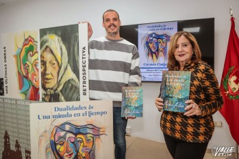 El edil de Cultura, Iñaki Pérez, y la artista, Carmen Castaño, han presentado la exposición | J.C.