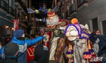 Melchor saludando a los pequeños durante la Cabalgata | J. Cruces.