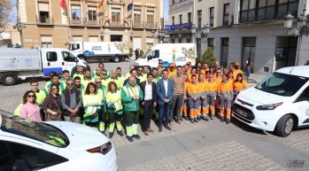Trabajadores de limpieza junto a Alfaro y Fernando Gómez muestran la nueva campaña.