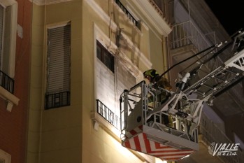 Los Bomberos han accedido por la ventana a una de las viviendas | Marta Maestre. 