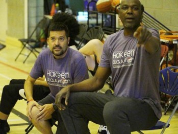 Daniel Martínez y Borja Sabater colaboran con el exjugador de la NBA Hakeem Olajuwon