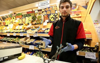 El dependiente de la Frutería El Jota muestra el candado de su tienda | Jesús Cruces.