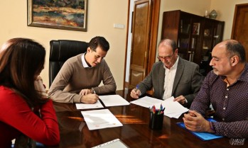 Alfaro ha firmado el convenio con los representantes de Cáritas | Jesús Cruces.