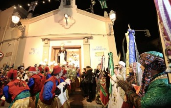San Antón salió de su ermita arropado por miles de festeros | Jesús Cruces.