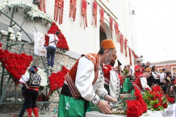 Las festeras han portado claveles blancos y rojos | Ramón de Haro.