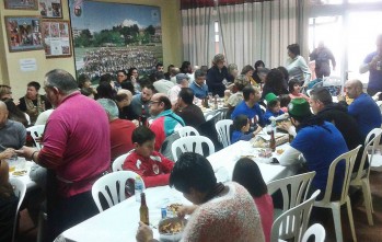 La comparsa Moros Nuevos de Petrer recauda en su Comida de Navidad 135 litros de alimentos para Cáritas Interparroquial