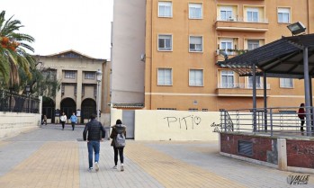 La concentración se ha convocado a la entrada de la plaza Antonio Porpetta, frente al Teatro Castelar | Jesús Cruces.