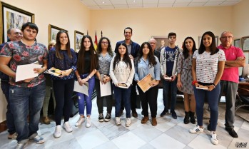 Los estudiantes han recibido los premios de manos de Rubén Alfaro | Jesús Cruces.