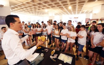 Alfaro realizó una visita guiada a los jóvenes por el Museo del Calzado | Jesús Cruces.