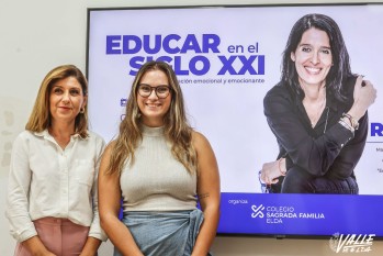 La directora del colegio Sagrada Familia, Beatriz Montalbán, junto con la edil de Educación, María Gisbert, han presentado la conferencia | J.C.