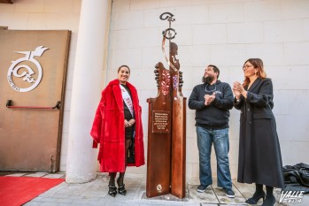 La escultura se encuentra en la puerta del 