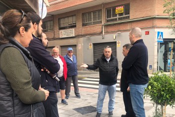 Sánchez conversando con algunos de los vecinos afectados.