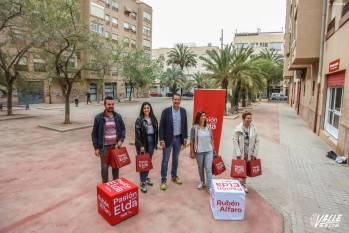 El candidato socialista ha visitado el barrio | J.C.