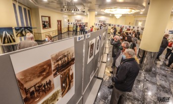 Decenas de personas asistieron a la inauguración de la exposición con motivo del 25 aniversario de la AFE | J.C.