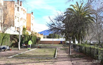 Los jardineros han comenzado esta mañana el mantenimiento del Jardín de la Ribera | Jesús Cruces.