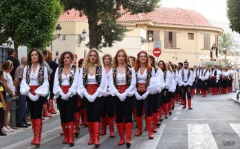 San Antón fue arropado en las calles de Elda durante la procesión.