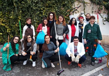 Los alumnos del Centro Integrado Valle de Elda realizan prácticas de limpieza en el parking del hospital