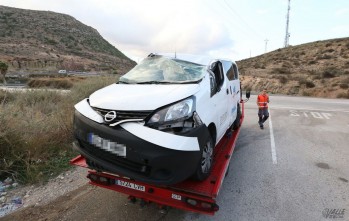 La furgoneta implicada ha dado varias vueltas de campana | Jesús Cruces.