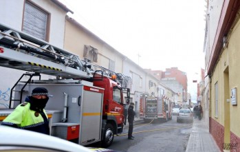 El fuego ha provocado una gran cantidad de humo que se ha extendido por toda la casa y la calle  | Jesús Cruces.