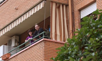 Juan Carlos Marín junto a su madre, que también colabora haciendo mascarillas.