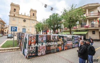 La lona contiene cerca de 50 fotografías de Juan Miguel Martínez Lorenzo | J.C.